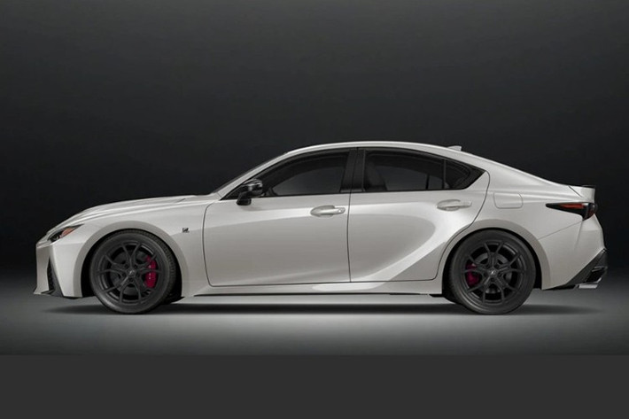 Đây không chỉ là biến thể đặc biệt cuối cùng của Lexus IS, mà còn là lời tạm biệt trang trọng dành cho những tín đồ yêu cảm giác lái thuần chất đến từ khối động cơ V8 truyền thống.