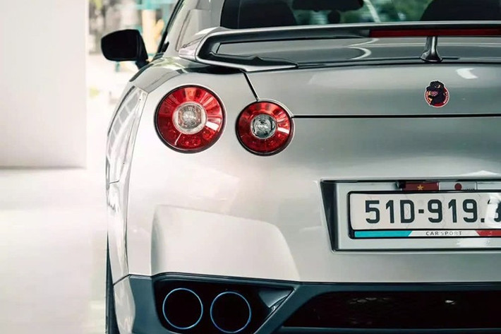 Siêu xe đường phố Nissan GT-R R35 được trang bị động cơ V6, dung tích 3,8 lít, tăng áp kép, "trái tim" này sản sinh công suất tối đa 480 mã lực tại vòng tua máy 6.400 vòng/phút và mô-men xoắn cực đại 588 Nm tại dải vòng tua máy 3.200 đến 5.200 vòng/phút.