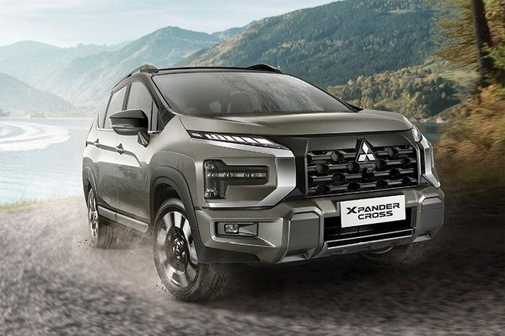 So với thế hệ trước, phiên bản mới mang đến một diện mạo hiện đại và cá tính hơn. Thiết kế lưới tản nhiệt và cản trước sau được làm mới hoàn toàn. Đèn pha sử dụng viền khói tối màu Smoke Chrome, kết hợp cùng bộ mâm hợp kim 17 inch kiểu dáng mới, mang lại tổng thể hài hòa và năng động.