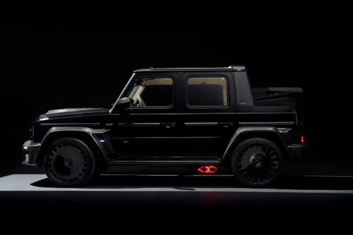 Để đảm bảo độ ổn định khi vận hành ở tốc độ cao, Brabus đã gia cố khung kính chắn gió và bổ sung một thanh carbon giúp hình dáng mái xe không bị biến dạng. Xe cũng được trang bị thanh chống lật phía sau và nắp che mui nhằm bảo vệ cấu trúc vải khi mở trong thời gian dài.