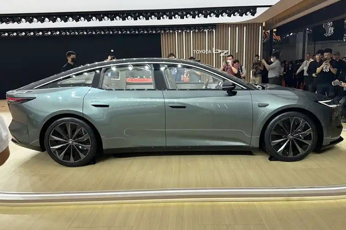 Được định vị như sedan cỡ lớn đầu bảng của thương hiệu Toyota ở thị trường Trung Quốc, bZ7 2026 có kích thước dài x rộng x cao lần lượt 5.130 x 1.965 x 1.506 mm và chiều dài cơ sở 3.020 mm. Trọng lượng không tải của xe đạt 2.275 kg.