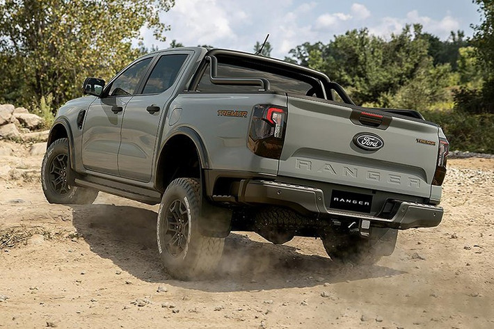 Dẫn đầu dòng sản phẩm mới là mẫu bán tải Ford Ranger Wolftrak Limited Edition, nổi bật với màu sơn Traction Green mới, mâm đen 17 inch, các chi tiết nhấn màu Zest, cùng thanh thể thao cao đặc trưng. Ngoài ra, nhiều phiên bản cũng được nâng cấp trang bị đáng kể.