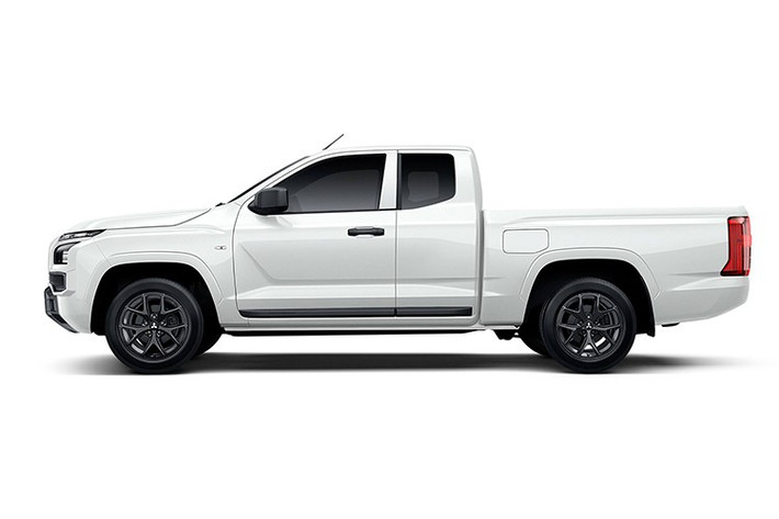 Trong đó đáng chú ý là hệ thống cảnh báo va chạm phía trước FCM tích hợp hỗ trợ phanh tự động và khả năng nhận diện người đi bộ – những trang bị trên bán tải Triton Mega Cab 2025 từng chỉ xuất hiện ở các mẫu xe cao cấp hơn.