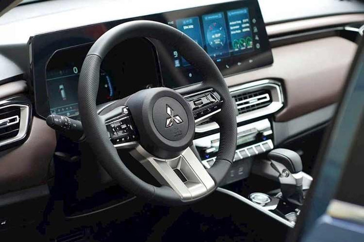 Nội thất của xe gây ấn tượng với không gian rộng rãi, thiết kế ba hàng ghế bọc da đục lỗ cho 7 người ngồi. Hàng ghế thứ hai và ba có thể gập phẳng hoàn toàn, hỗ trợ linh hoạt cho việc chứa hành lý. Xe được trang bị cửa sổ trời toàn cảnh mở điện, màn hình kỹ thuật số 8 inch sau vô-lăng và màn hình trung tâm cảm ứng cỡ lớn 12,3 inch.