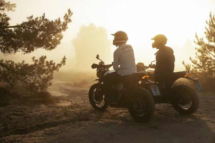 Các thao tác phím bấm điều khiển được bố trí trực quan trên cụm công tắc bên trái, trong khi cổng sạc USB-C đáp ứng nhu cầu sử dụng thiết bị điện tử của người lái trong các hành trình dài.