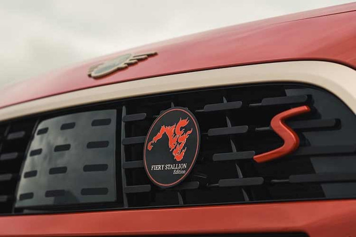 Bên trong, phiên bản đặc biệt có ốp bậc cửa được khắc logo Fiery Stallion Edition và đánh số riêng từ 1 đến 18, nhấn mạnh tính độc quyền của mẫu xe và ý nghĩa may mắn gắn liền với dãy số này.