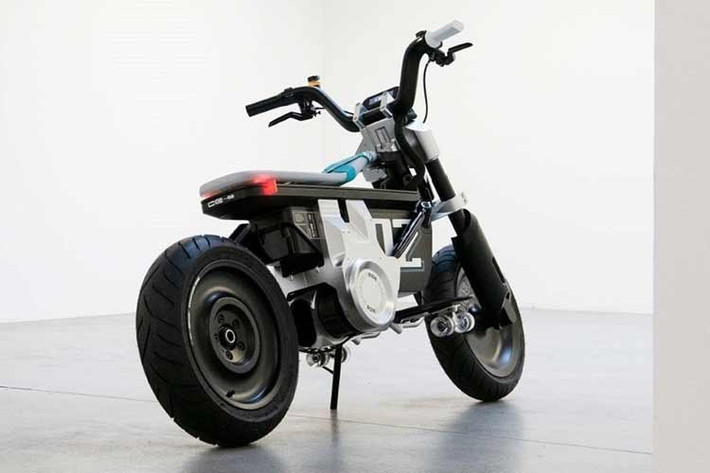 Tốc độ tối đa của xe đạt 95 km/h, đủ đáp ứng nhu cầu di chuyển nội đô và cả những quãng đường vành đai ngắn. Mẫu xe được trang bị hai chế độ lái Surf và Flow, cho phép tùy chỉnh phản hồi tay ga theo điều kiện sử dụng thực tế.