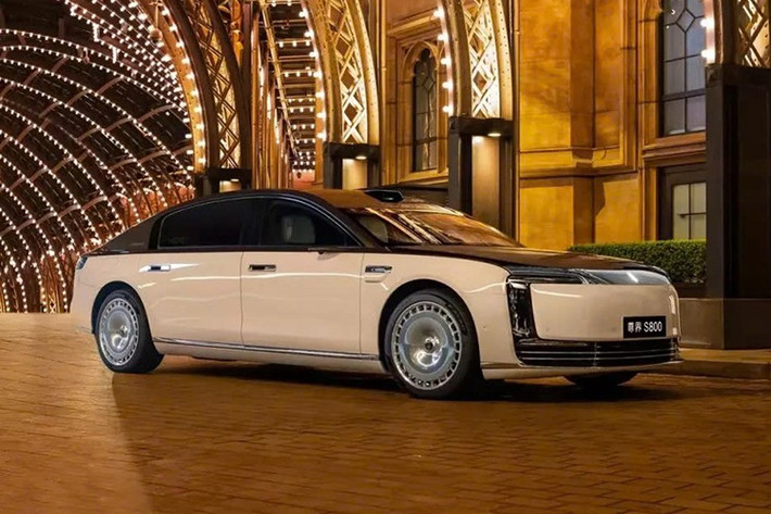 Khi Huawei bắt tay với JAC để ra mắt mẫu sedan hạng sang Maextro S800, ít người thực sự tin tham vọng của thương hiệu này là thách thức Maybach và Rolls-Royce. Việc một thương hiệu Trung Quốc non trẻ nhắm đến đỉnh cao của phân khúc xe siêu sang khi đó bị xem là quá xa vời.