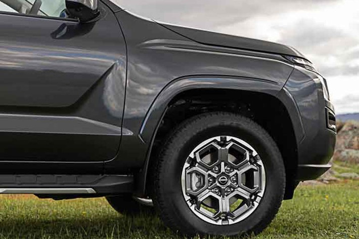 Điển hình là họa tiết ba khe gió đã gợi nhớ đến Navara D21 huyền thoại, trong khi cụm đèn hình chữ "C" ở cả trước và sau tạo sự khác biệt khỏi người "anh em" Nhật Bản - Triton. Nissan Navara phiên bản PRO-4X mang phong cách mạnh mẽ và cứng cáp hơn, trong khi các phiên bản thấp hơn sẽ lược bỏ một số chi tiết hướng đến khả năng off-road.