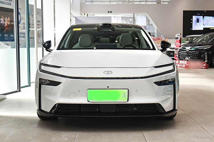 Về khả năng vận hành, Toyota bZ7 tận dụng sức mạnh từ hệ thống truyền động DriveONE do Huawei phát triển, cho công suất tối đa 278 mã lực. Xe sở hữu khối pin LFP từ CALB với hai tùy chọn dung lượng là 71,35 kWh và 88,13 kWh, mang lại phạm vi di chuyển ấn tượng từ 600 km đến 710 km sau mỗi lần sạc đầy theo tiêu chuẩn CLTC.