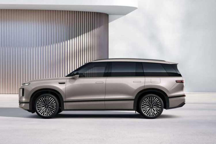 Đi kèm với khối pin dung lượng lớn 65,2 kWh, phiên bản AWD không chỉ sở hữu khả năng bứt tốc đáng nể mà còn cung cấp phạm vi vận hành thuần điện lên tới 400 km. Đây là những thông số cực kỳ cạnh tranh, giúp ID. Era 9X sẵn sàng đương đầu với mọi thử thách trong phân khúc xe năng lượng mới đầy khốc liệt.