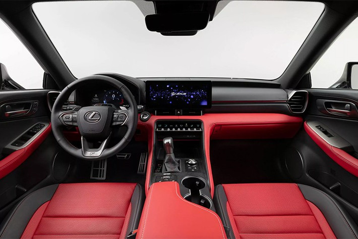 Bên trong, nội thất Lexus IS 2026 được thiết kế lại gần như toàn diện. Bảng táp-lô mới, cụm điều khiển trung tâm tinh gọn và bảng điều khiển cửa được làm mới giúp khoang lái trông cao cấp và đồng bộ hơn.