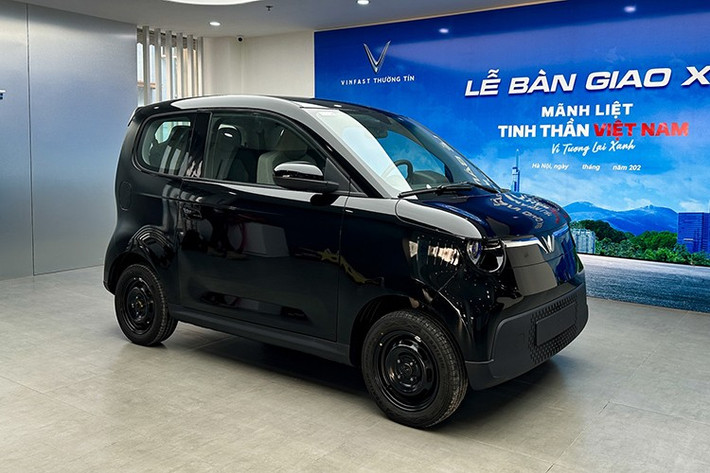 Minio Green là mẫu xe hoàn toàn mới thay vì phát triển dựa trên sản phẩm có sẵn của thương hiệu VinFast. Xe mang trên mình kiểu dáng hatchback 3 cửa với thiết kế tối giản từ ngoài vào trong. Trang bị của VinFast Minio Green không quá hiện đại và phong phú vì đây là mẫu xe giá rẻ.