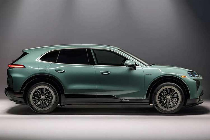 Mẫu SUV điện Porsche Cayenne S 2026 được trang bị hệ thống hai mô-tơ điện kết hợp cùng hệ dẫn động bốn bánh toàn thời gian. Ở điều kiện vận hành thông thường, xe sản sinh công suất 536 mã lực, nhưng khi kích hoạt chế độ kiểm soát khởi động (Launch Control), tổng công suất có thể đạt mức tối đa 657 mã lực. Sức mạnh này cho phép mẫu SUV nặng nề tăng tốc từ 0-100 km/h chỉ trong khoảng 3,6 giây trước khi đạt tốc độ tối đa 250 km/h.
