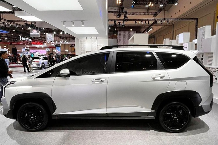 Kích thước của Cartenz dài 4.575 mm, rộng 1.780 mm, cao 1.695 mm và khoảng sáng gầm xe 185 mm. Trong khi đó, Cartenz X sở hữu kích thước lớn hơn một chút với chiều dài 4.610 mm, rộng 1.820 mm, cao 1.740 mm và khoảng sáng gầm 190 mm.