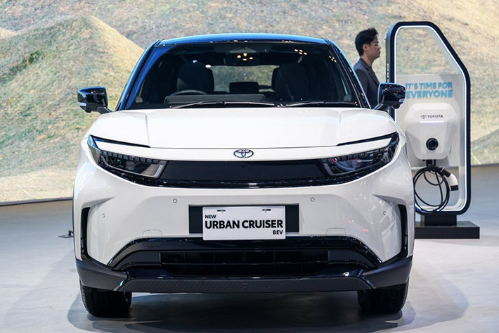 Toyota Urban Cruiser EV có kích thước dài x rông x cao lần lượt 4.285 x 1.800 x 1.640 mm và chiều dài cơ sở 2.700 mm. Như vậy, xe nhỏ hơn đàn anh Toyota bZ4X nhưng lớn hơn Yaris Cross.