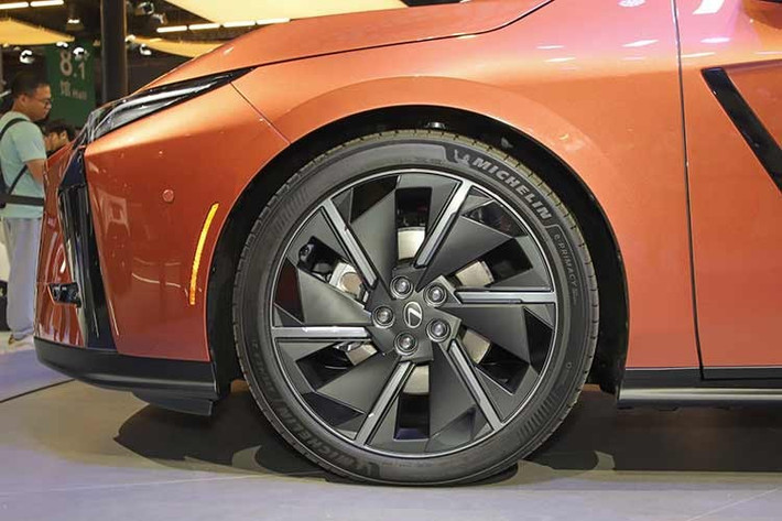 Trong khi đó, phiên bản thuần điện lại sở hữu khu vực đầu xe tối giản hơn. Chưa hết, Lexus ES 2026 còn có hệ thống đèn trước 2 tầng với dải đèn LED định vị ban ngày hình chữ "L" nằm phía trên và đèn pha chính đặt bên dưới. Ở bên sườn, mẫu sedan hạng sang này sở hữu thiết kế khí động lực học hơn nhờ nóc dốc mượt mà về phía sau và những đường dập gân sắc nét.