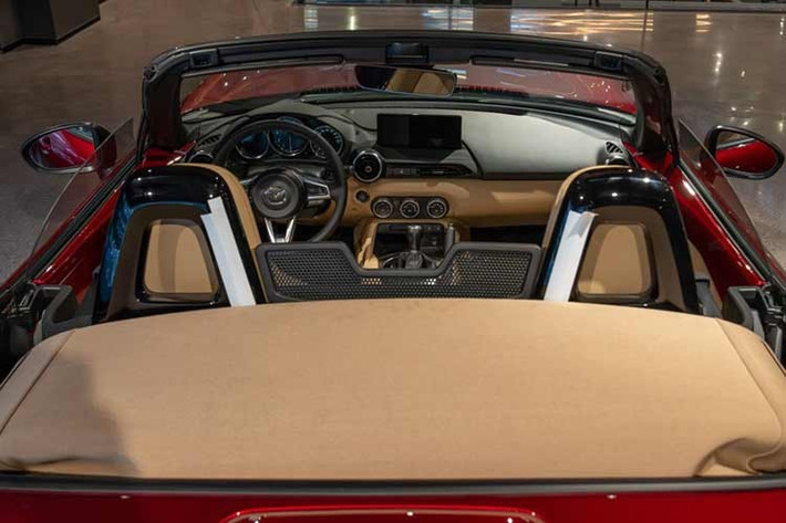 Xe cũng sở hữu gói an toàn tiêu chuẩn với các tính năng thiết yếu như cảnh báo điểm mù, hỗ trợ phanh thông minh và cảnh báo chệch làn đường, phanh ABS, cảnh báo phương tiện cắt ngang phía sau và hỗ trợ phanh thông minh...