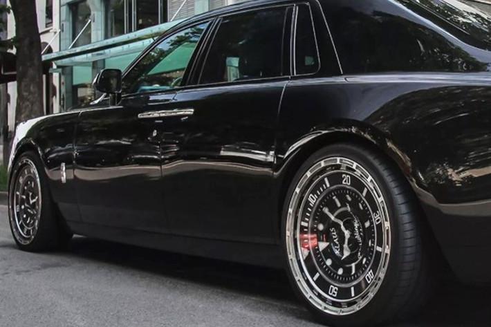 Chính giữa mâm là tên “Klaus”, còn phần nắp trung tâm xuất hiện dòng chữ “Dein Lieblingsjuwelier auf der Kö” – tạm dịch: “Tiệm kim hoàn yêu thích của bạn tại Kö”, nhắc đến khu mua sắm xa xỉ Königsallee tại Düsseldorf.