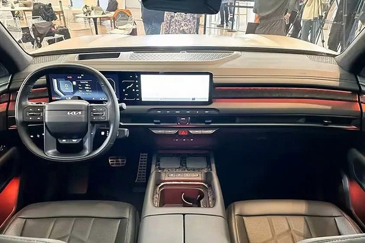 Bên trong xe, mặt táp-lô hiện đại của Telluride mới cũng sử dụng bố cục màn hình đơn rộng mà chúng ta đã quen thuộc ở các mẫu Kia khác. Phiên bản cao cấp sẽ sử dụng không gian này để đặt hai màn hình 12,3 inch.