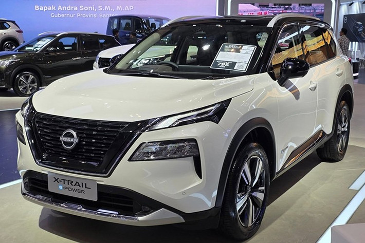 Nissan X-Trail e-POWER e-4ORCE 2026 vừa tại thị trường Thái Lan với mức giá 1.699.000 Baht (tương đương 1,4 tỷ đồng). Mẫu xe được nhập khẩu nguyên chiếc từ Nhật Bản (CBU) và đánh dấu bước đi chiến lược của Nissan trong việc mở rộng danh mục xe điện hóa tại khu vực Đông Nam Á.