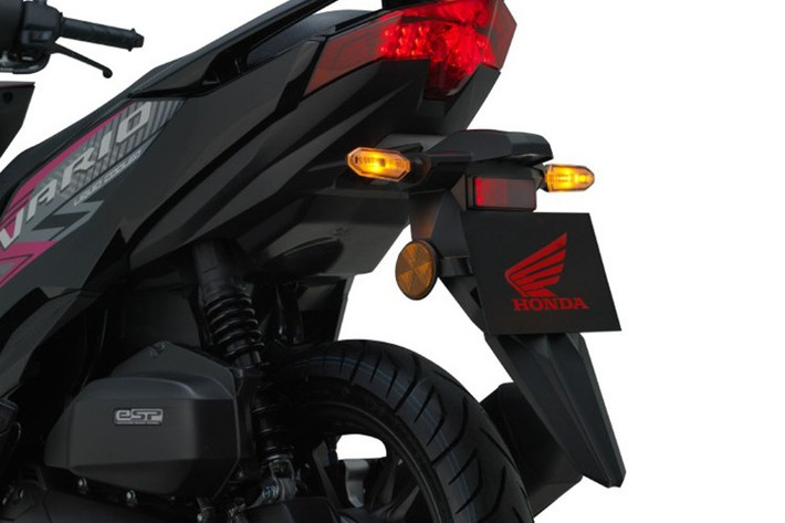 Sức mạnh từ động cơ được truyền đến bánh sau thông qua hộp số vô cấp CVT và hệ truyền động dây đai. Vario 125 sử dụng bánh xe 14 inch, đi kèm lốp 90/80 phía trước và 100/80 phía sau.