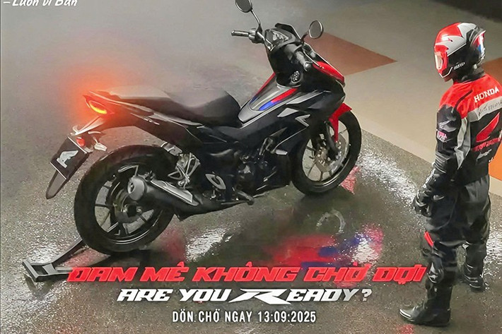 Một đoạn video hé lộ cụm đèn pha của mẫu xe côn tay Honda Winner 2025 mới với hai dải LED nhận diện, tạo sự khác biệt so với đời cũ. Ngoài chi tiết này, Honda vẫn chưa công bố thêm thông số kỹ thuật hay trang bị.