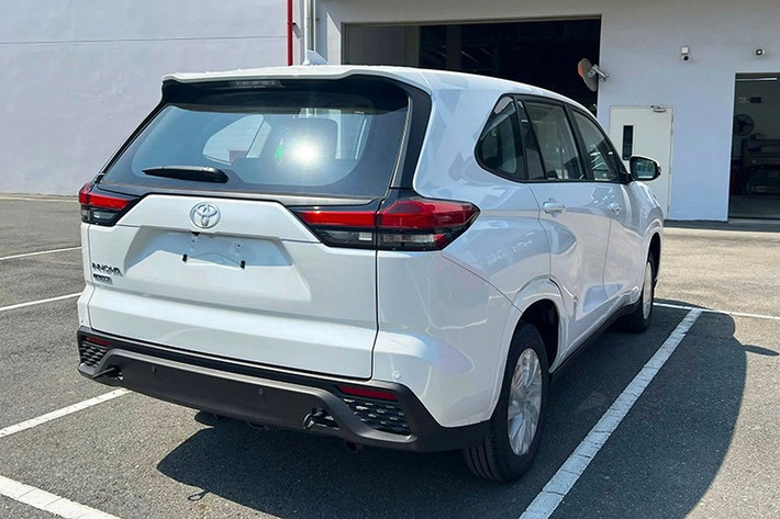 Phiên bản 2.0G mới ra mắt Việt Nam vẫn được giữ nguyên thiết kế ngoại thất của dòng Innova Cross như các phiên bản V và HEV hiện tại. Phần đầu xe gồm cụm lưới tản nhiệt hình lục giác, nối liền với hệ thống đèn trước được trang bị công nghệ LED chiếu sáng tối ưu, tạo nên diện mạo bề thế đầy sức cuốn hút.