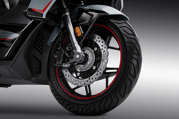 Đi cùng đó là hệ thống ABS hai kênh và tính năng kiểm soát lực kéo TCS có thể tùy chọn bật hoặc tắt. Ở phân khúc 150cc, mức trang bị này được xem là rất hào phóng.