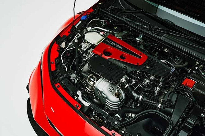 Khung gầm xe cũng được nâng cấp với bộ mâm rèn 18 inch của ARTA, đi kèm lốp Bridgestone Potenza RE-71RZ kích thước 295/35R18. Hệ thống treo điều chỉnh hai chiều đến từ thương hiệu KW.