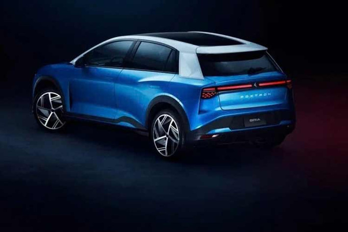 Nội thất của xe bao gồm màn hình trung tâm cảm ứng 15,6 inch, hỗ trợ Apple CarPlay/Android Auto không dây, cùng màn hình kỹ thuật số 9,2 inch sau vô-lăng và hệ thống âm thanh 7 hoặc 12 loa. Các trang bị an toàn tiêu chuẩn gồm: ga tự động thích ứng, hỗ trợ giữ làn, cảnh báo điểm mù và camera lùi.