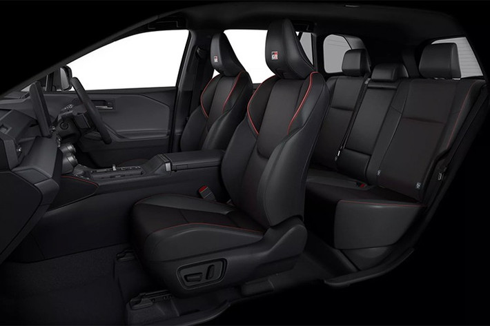 RAV4 PHEV 2026 sử dụng động cơ xăng 2.5L kết hợp hai mô-tơ điện và bộ pin dung lượng 22,7 kWh. Tổng công suất đạt 324 mã lực, truyền động đến cả bốn bánh thông qua hộp số e-CVT.