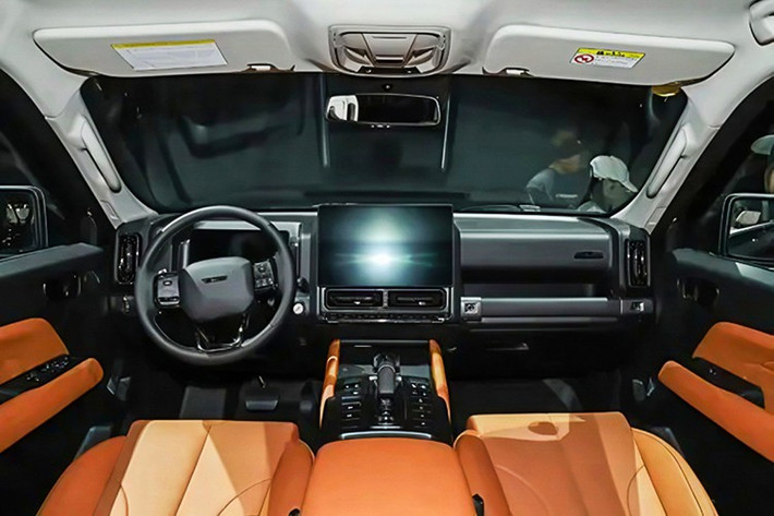 Khoang cabin tiếp tục dùng màn hình trung tâm 14,6 inch, đồng hồ kỹ thuật số 10,25 inch, cần số tinh chỉnh hiện đại. Xe có cấu hình 5 hoặc 7 chỗ, ghế trước hỗ trợ tính năng sưởi thông gió, massage, hàng ghế hai có sưởi và thông gió.