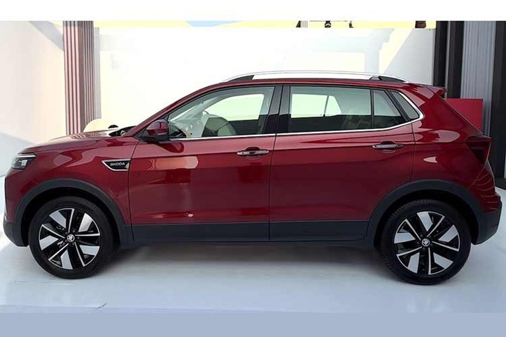 Có 5 phiên bản cấu hình cho Kushaq facelift được cung cấp – Classic+, Signature, Sportline, Prestige và Monte Carlo. Skoda Kushaq mới áp dụng ngôn ngữ thiết kế Modern Solid đặc trưng của Skoda, nổi bật với lưới tản nhiệt phía trước được thiết kế lại với các thanh mạ crôm và dải đèn chiếu sáng.