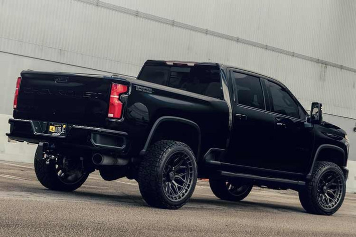 Mặc dù dòng xe Ford F-Series vẫn giữ vững vị trí dẫn đầu với gần 829.000 chiếc được bán ra sau khi tăng 8,3%, GM vẫn tự hào là nhà sản xuất xe bán tải cỡ lớn hàng đầu tại Mỹ trong năm thứ sáu liên tiếp nhờ doanh số kết hợp của Chevrolet Silverado và Silverado HD, cùng với GMC Sierra và Sierra HD, khi đạt không dưới 940.000 chiếc, tăng 7%.