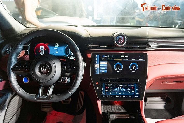 Bên trong khoang lái, Maserati sử dụng vật liệu ECONYL®, loại sợi nylon tái chế với công nghệ tiên tiến. Việc ứng dụng vật liệu tái chế không chỉ mang lại cảm giác hiện đại và sang trọng mà còn thể hiện định hướng phát triển bền vững của Maserati – một thương hiệu luôn đặt trách nhiệm môi trường song hành cùng đam mê sáng tạo.