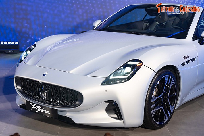 Phần đầu xe của Maserati GranCabrio Folgore được trang bị lưới tản nhiệt rộng và đặt thấp, trong khi đèn pha vuốt ngược. So với bản náy xăng, xe được thay đổi một số chi tiết nhằm tối ưu hóa về mặt khí động học. Điển hình như phần cản trước được làm mới lại trông mềm mại hơn, khe hút gió đặt 2 bên cũng đã được thu nhỏ lại.