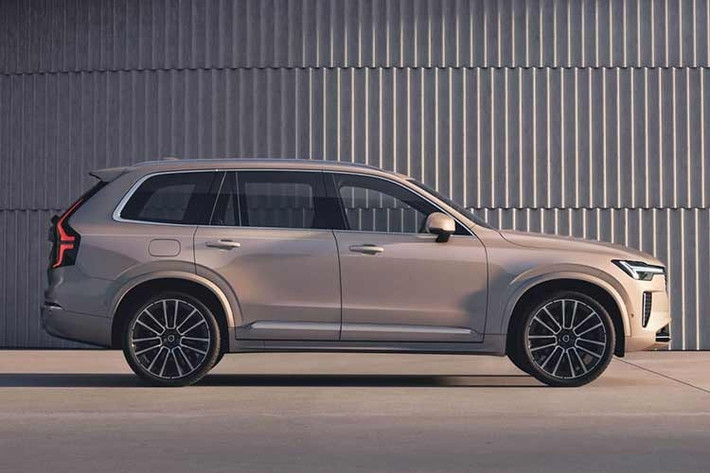 Xuyên suốt lịch sử phát triển, Volvo XC90 luôn được biết đến là một tượng đài về sự an toàn và phong cách sống đẳng cấp. Ở phiên bản 2026, Volvo không chỉ dừng lại ở việc tinh chỉnh các chi tiết ngoại thất mà còn đưa mẫu xe này bước sang một chương mới hiện đại hơn.