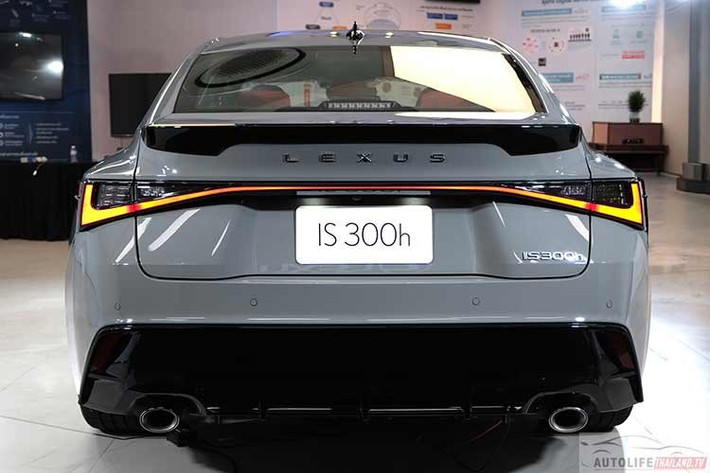 Ngoài ra, Lexus IS300h 2026 cũng bổ sung thêm một số màu ngoại thất mới, trong đó có các tùy chọn dành riêng cho bản F Sport như Neutrino Grey và Titanium Carbide Grey, cùng nội thất ghế đỏ Prominence.