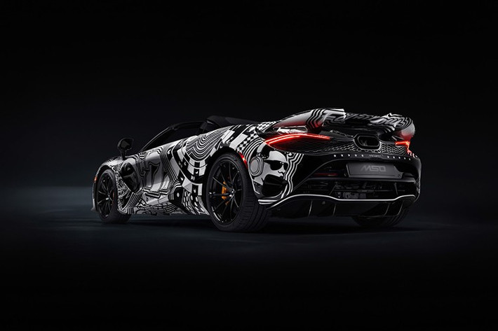 Trước thềm sự kiện năm nay, McLaren đã quyết định ra mắt một chiếc 750S Spider độc nhất vô nhị, phô diễn trọn vẹn khả năng sáng tạo của bộ phận cá nhân hóa MSO. Đây là một cách tiếp cận khá khác biệt để tôn vinh Las Vegas, đặc biệt là khi thành phố này được định hình bởi ánh đèn neon và sắc màu.