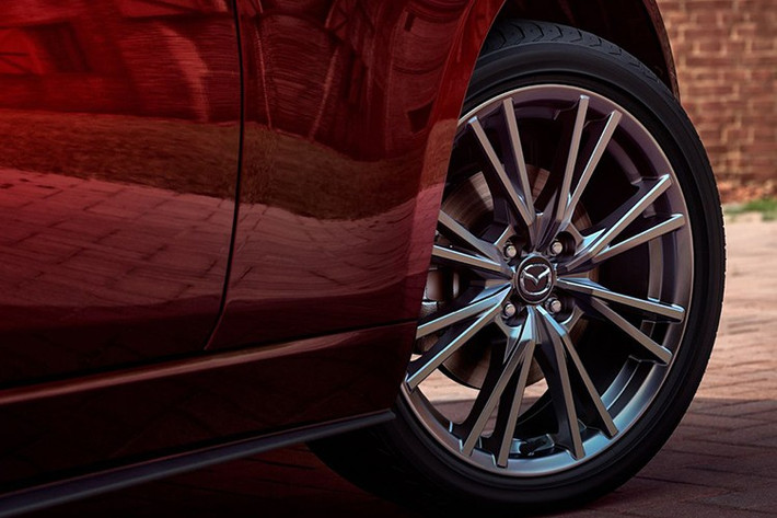 Trong những năm qua, đam mê của người Việt với MX-5 vẫn âm ỉ. Vào năm 2022, một chiếc Mazda MX-5 mui cứng (RF) đã được một cửa hàng tư nhân nhập về Việt Nam với mức giá không chính thức, cho thấy vẫn có một tệp khách hàng sẵn sàng chi trả cho mẫu xe này.