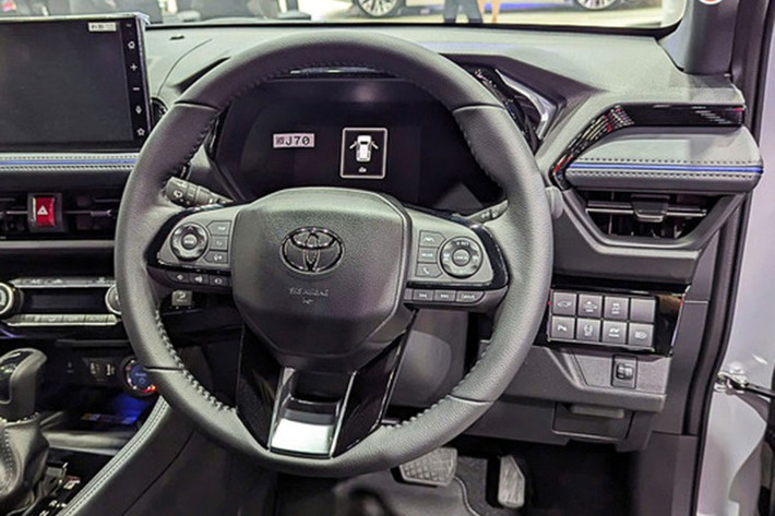 Theo thông số do nhà sản xuất công bố, mẫu xe crossover Toyota Yaris Cross HEV thế hệ mới có thể đạt tốc độ tối đa 160 km/h và mức tiêu hao nhiên liệu ấn tượng – chỉ 26,3 km/lít (tương đương 3.8 lít/100 km).