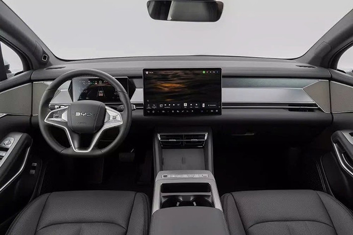 Trong khi đó, khoang hành lý có dung tích 270 lít tiêu chuẩn, 960 lít nếu gập hàng ghế cuối và 1.960 lít nếu gập cả hai hàng ghế sau. Sealion 8 2026 tiếp tục sử dụng ngôn ngữ thiết kế Dragon Face của BYD với phần “râu rồng” phía trước được tinh chỉnh để tạo cảm giác động và liền mạch hơn.