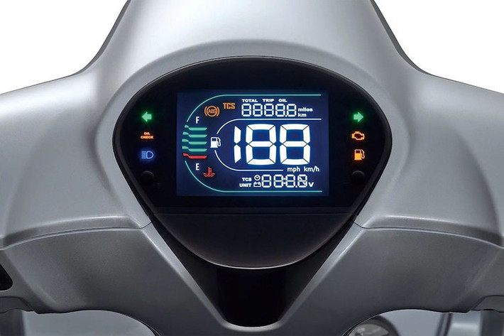 Bảng điều khiển của xe được trang bị màn hình LCD thế hệ mới có khả năng tự động điều chỉnh độ sáng tùy thuộc vào ánh sáng xung quanh, hệ thống Keyless 2.0 cho phép đề máy ngay cả khi pin chìa khoá hết.