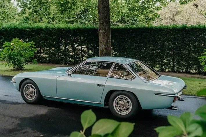 Tuy nhiên, Islero là một chiếc Lambo V12 chính hiệu và là một trong những "chú bò tót" hiếm nhất từng được sản xuất. Tại triển lãm ô tô Geneva năm 1968, Islero ra mắt cùng với chiếc Espada mang dáng vẻ hoang dã. Vào thời điểm đó, Iselro là chiếc Lamborghini có ngoại hình bảo thủ nhất trên thị trường. Tuy nhiên, nó không hề thiếu sự sang trọng hay hiệu suất.