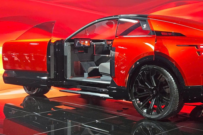 Ghế hành khách phía sau của Toyota Century One of One được bố trí lùi về sau ghế lái và có thể xoay, hỗ trợ ra vào dễ dàng, đồng thời được ngăn cách bằng rèm tạo không gian riêng tư. Thiết kế này vừa phục vụ trải nghiệm cao cấp, vừa tôn vinh tính cá nhân hóa – yếu tố quan trọng trong phân khúc siêu sang.