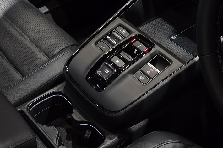 Trang bị công nghệ trên phiên bản đặc biệt này cũng được nâng cấp đáng kể. Xe được tích hợp hệ thống cảnh báo điểm mù (BSM) và cảnh báo phương tiện cắt ngang khi lùi (CTM). Ngoài ra, cần số dạng cần truyền thống cũng được thay bằng hệ thống nút bấm điện tử e-Shifter, góp phần hiện đại hóa khoang lái.