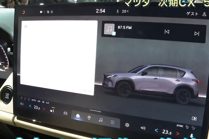 Bảng đồng hồ kỹ thuật số hoàn toàn thay thế kiểu analog truyền thống, mang lại trải nghiệm tương tác trực quan hơn cho người lái. Vô-lăng 3 chấu được thiết kế mới, đi cùng logo Mazda dạng phẳng hiện đại. Các chi tiết ốp trang trí sử dụng vật liệu mềm và kim loại mờ, giúp không gian bên trong trở nên sang trọng.