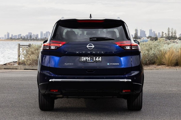 Ở bản nâng cấp, Nissan X-Trail 2026 được làm mới phần đầu xe với lưới tản nhiệt V-Motion mới, cản trước thiết kế lại và dải đèn LED đặc trưng được tinh chỉnh. Phía sau, cản sau cũng được nâng cấp nhằm tạo diện mạo hiện đại hơn. Một số phiên bản trang bị mâm hợp kim 18 hoặc 19 inch thiết kế mới.