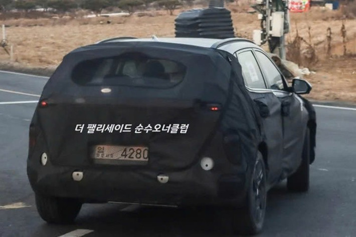 Dựa trên những hình ảnh chạy thử được ghi lại, bản dựng của mẫu SUV Hyundai Kona thế hệ mới cho thấy nhiều chi tiết chịu ảnh hưởng từ Crater Concept – mẫu xe từng thể hiện tầm nhìn thiết kế táo bạo của Hyundai.